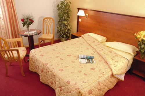 Inter-Hotel La Closerie Beaune Beaune  Kamer foto