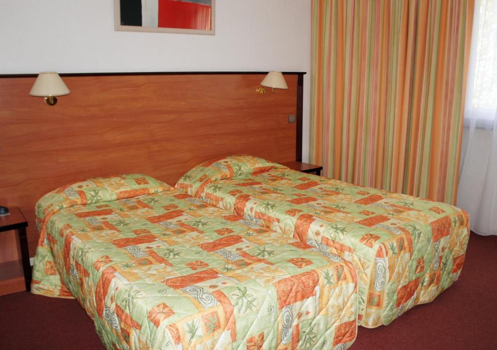 Inter-Hotel La Closerie Beaune Kamer foto